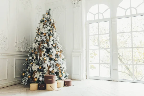 Quarto interior decorado Ano Novo clássico Natal com árvore de Ano Novo — Fotografia de Stock