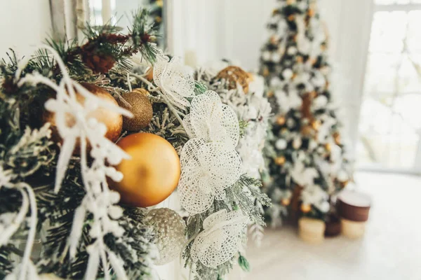 Clássico Natal Ano Novo decorado quarto interior Ano Novo árvore — Fotografia de Stock