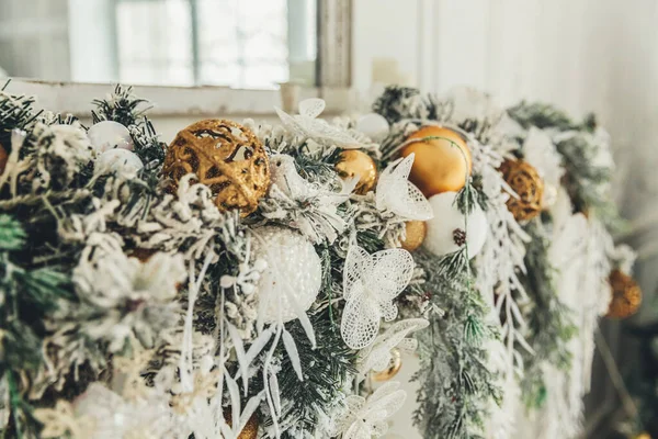 Nuovo anno classico decorato camino di Natale — Foto Stock