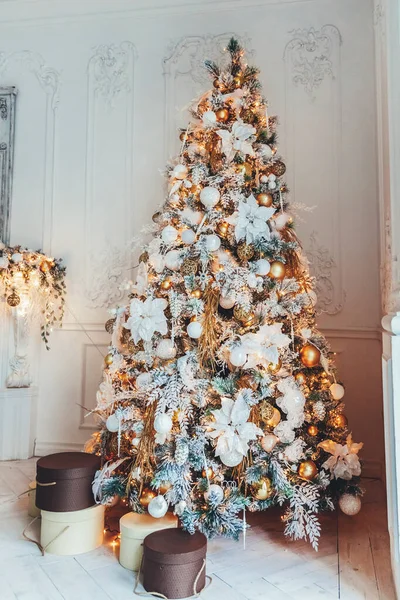 Natale classico Camera interna decorata di Capodanno Albero di Capodanno — Foto Stock