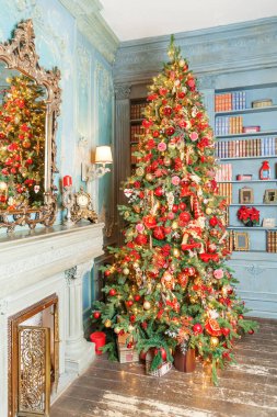 Klasik yeni yıl iç mekan dekore edildi. Yeni yıl ağacı gümüş ve kırmızı süslemelerle süslendi.