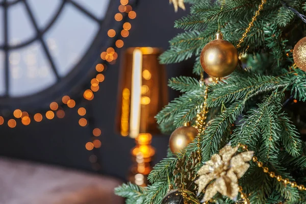 Classico albero di Natale decorato con decorazioni ornamento d'oro giocattolo e palla — Foto Stock