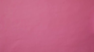 Sadece pembe pastel renkli trendy arka plan izole pembe hediye kutusu tutan kadın kadın el tasarımı