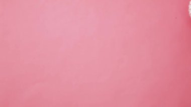 Sadece minimal tasarım kadın kadın el tutan Noel süs topu pembe pastel renkli trendy arka plan izole