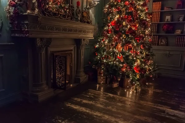 Klassische Weihnachten Neujahr dekoriert Innenraum Neujahr Baum mit silbernen und roten Ornamenten Dekorationen — Stockfoto