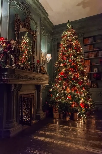 Klassische Weihnachten Neujahr dekoriert Innenraum Neujahr Baum mit silbernen und roten Ornamenten Dekorationen — Stockfoto