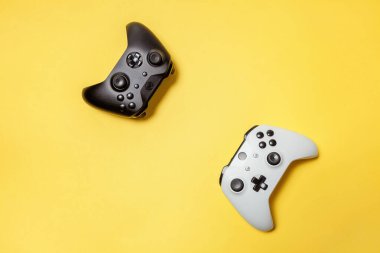 Sarı arka planda beyaz ve siyah iki joystick. Bilgisayar oyun Yarışması videogame kontrol çatışma kavramı