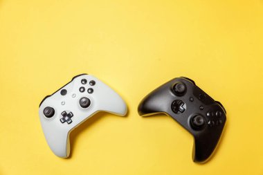 Sarı arka planda beyaz ve siyah iki joystick. Bilgisayar oyun Yarışması videogame kontrol çatışma kavramı