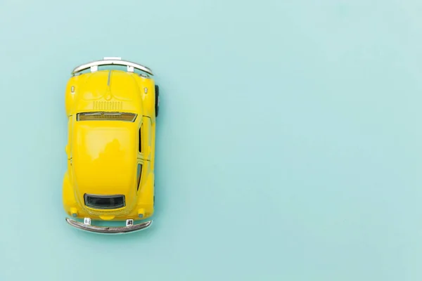 青いパステルカラフルな背景に隔離された黄色のヴィンテージレトロなおもちゃの車 — ストック写真