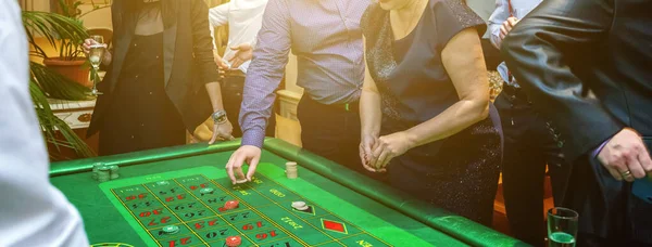 Gruppe von Menschen hinter Roulette-Spieltisch in Luxus-Casino-Banner — Stockfoto