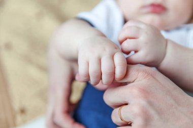 Küçük yenidoğan bebek erkek veya kadın bebek el tutan anne parmak