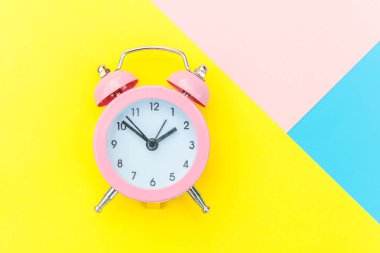 Vintage alarm saati mavi sarı pembe pastel renkli trendy geometrik arka plan üzerinde izole