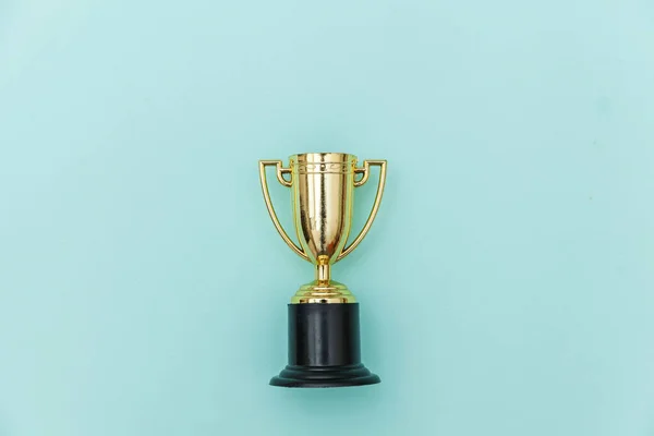 Nyertes vagy bajnok arany trófea kupa elszigetelt kék pasztell színes háttér — Stock Fotó