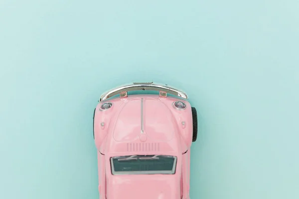 Rosa Vintage Retro Spielzeugauto isoliert auf blauem pastellfarbenem Hintergrund — Stockfoto