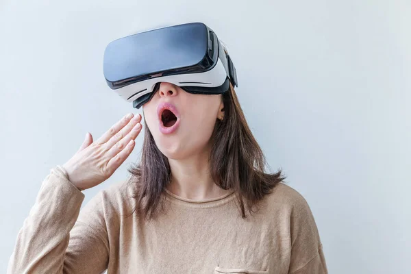 Souriez jeune femme portant en réalité virtuelle casque de lunettes VR casque sur fond blanc. Smartphone utilisant des lunettes de réalité virtuelle. Technologie, simulation, hi-tech, concept de jeu vidéo. — Photo