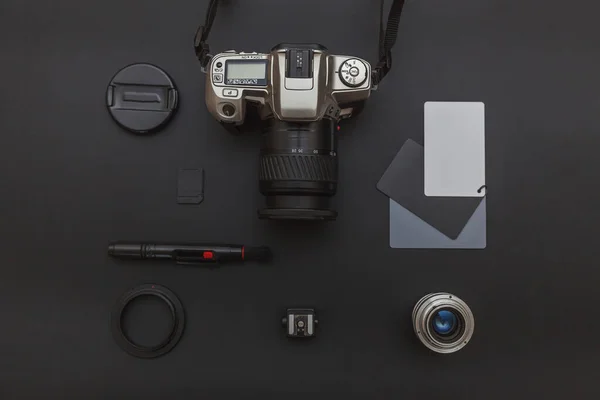 Χώρος εργασίας φωτογράφων με σύστημα κάμερας dslr, κιτ καθαρισμού κάμερας, φακός και αξεσουάρ κάμερας σε σκούρο μαύρο φόντο τραπεζιού. Χόμπι ταξιδιωτική φωτογραφία έννοια Flat lay top view αντίγραφο χώρου — Φωτογραφία Αρχείου