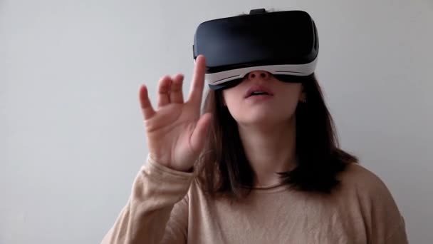 Ung Kvinna Bär Med Hjälp Virtuell Verklighet Glasögon Hjälm Headset — Stockvideo