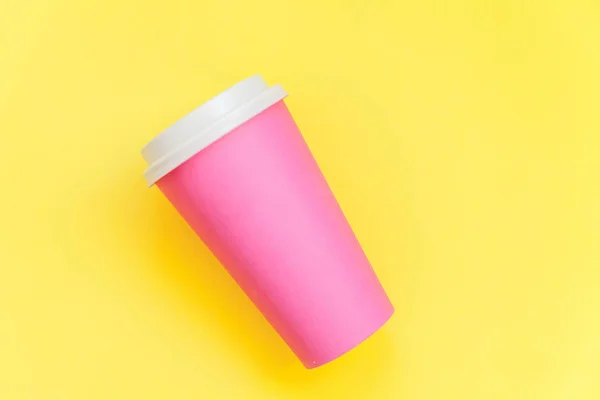 Просто плоский дизайн розовая бумага кофе чашку изолированы на желтый красочный модный фон — стоковое фото