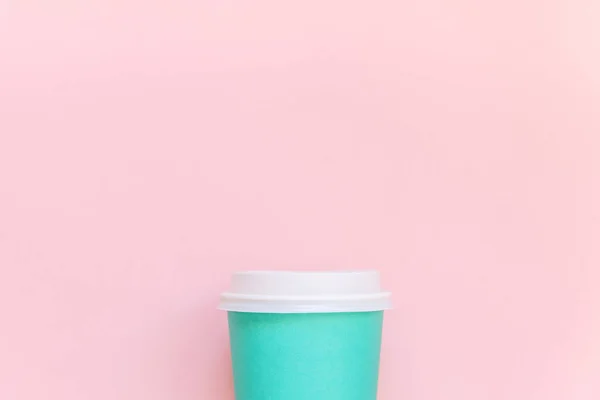 Jednoduše plochý design modrý papír šálek kávy na růžovém pastelově barevném pozadí — Stock fotografie