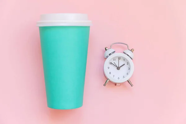 Jednoduše plochý design modrý papír šálek kávy a budík izolovaný na růžovém pastelově barevném pozadí — Stock fotografie