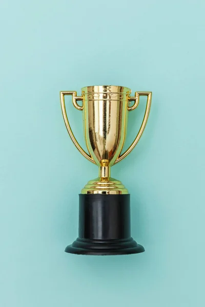 Nyertes vagy bajnok arany trófea kupa elszigetelt kék pasztell színes háttér — Stock Fotó