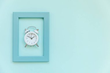 Mavi pastel renkli trendy arka plan izole mavi çerçeve içinde zil çift çan vintage çalar saat