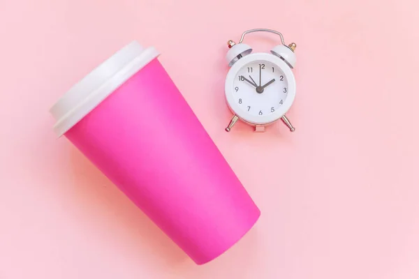 Jednoduše plochý návrh na růžovou papírovou kávu šálek a budík izolovaný na růžově pastelové barevné pozadí — Stock fotografie