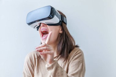 Beyaz arka planda sanal gerçeklik gözlüğü başlığı takan genç kadın gülümse. Sanal gerçeklik gözlüğü takan akıllı telefon. Teknoloji, simülasyon, yüksek teknoloji, video oyunu konsepti.
