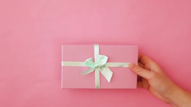 Diseño simplemente minimalista mujer mujer mano celebración Navidad ornamento abeto aislado en rosa pastel colorido fondo de moda — Vídeo de stock