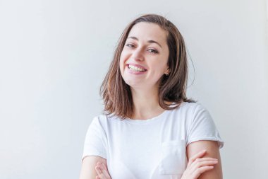 Mutlu kız gülümsüyor. Güzellik genç mutlu pozitif gülen esmer kadın portre izole beyaz arka plan üzerinde. Avrupa kadın. Olumlu insan duygu yüz ifadesi beden dili