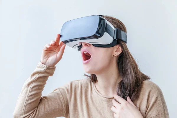 Sorria Jovem Usando Óculos Realidade Virtual Capacete Headset Fundo Branco — Fotografia de Stock