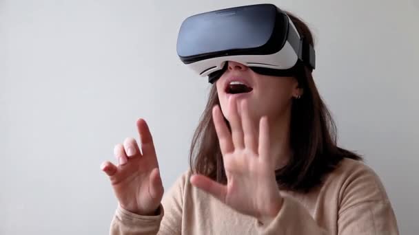 Lächelnde Junge Frau Mit Virtual Reality Brille Helm Headset Auf — Stockvideo