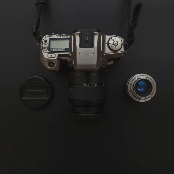 暗い黒いテーブルの背景にDslrカメラシステムとレンズを持つ写真家の職場 趣味旅行写真の概念 フラットレイアウトトップビューコピースペース — ストック写真