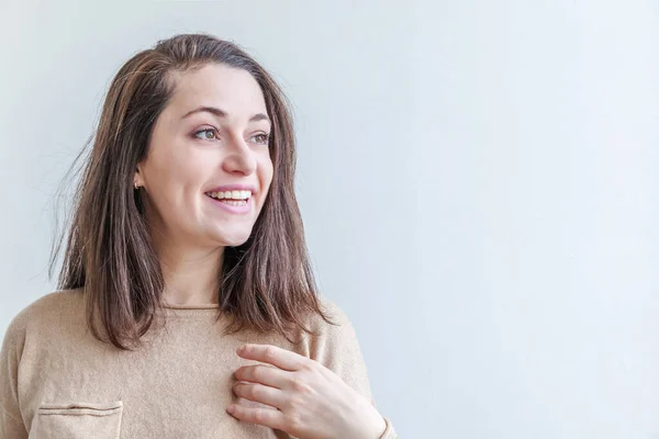 Menina feliz sorrindo. Retrato de beleza jovem feliz positivo rindo morena mulher no fundo branco isolado. Mulher europeia. Emoção humana positiva expressão facial linguagem corporal — Fotografia de Stock