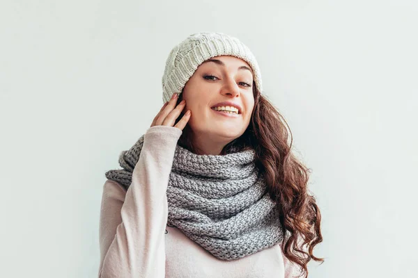 Lachen meisje dragen van warme kleren hoed en sjaal geïsoleerd op witte achtergrond — Stockfoto