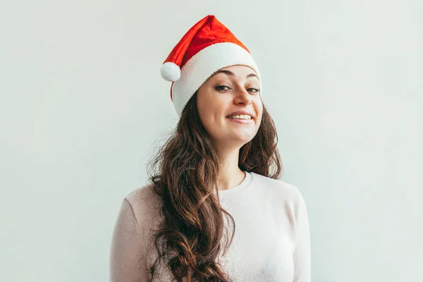 美丽的女孩在红色圣诞老人帽子孤立在白色背景 — 图库照片