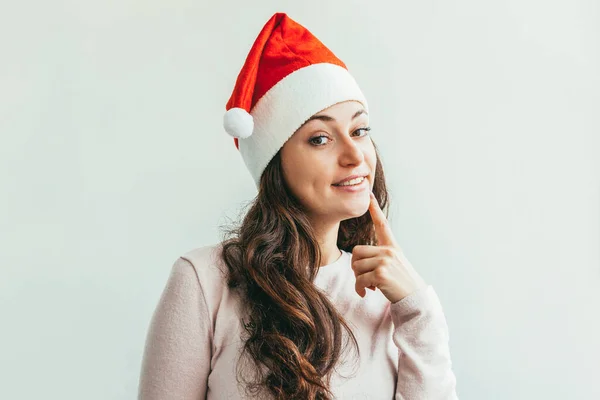 Belle fille en chapeau rouge Père Noël isolé sur fond blanc — Photo