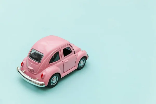 Rosa vintage retro brinquedo carro isolado em azul pastel colorido fundo — Fotografia de Stock