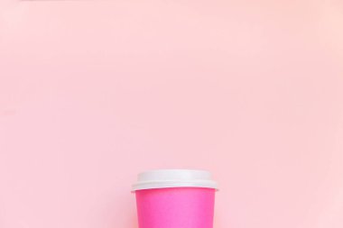 Sadece düz yatıyordu tasarım pembe kağıt kahve fincanı pembe pastel renkli trendy arka plan