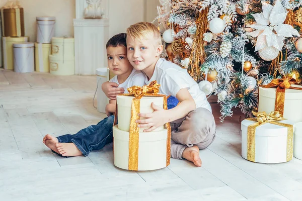 Ευτυχισμένη Οικογένεια Δύο Παιδιά Αγόρι Χαλαρώσετε Παίζοντας Κοντά Στο Χριστουγεννιάτικο — Φωτογραφία Αρχείου