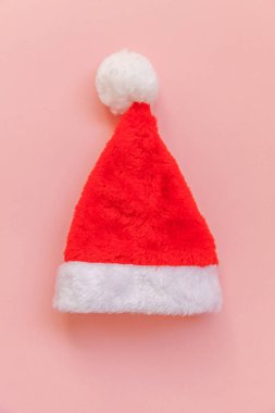 Noel Baba 'nın pembe renkli arka planda izole edilmiş küçük bir tasarımı var.