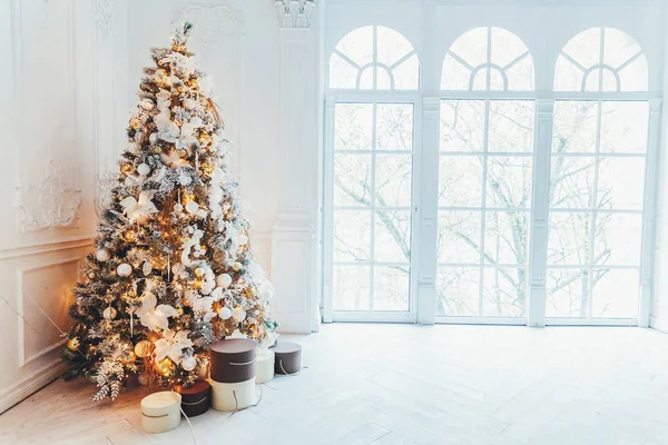 Natale classico Camera interna decorata con albero di Capodanno — Foto Stock