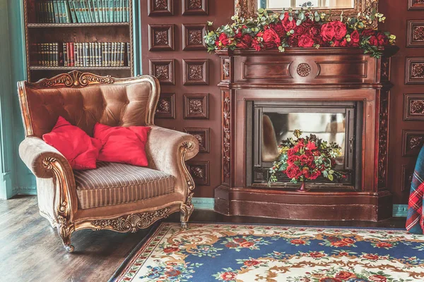 Interior clássico de luxo da biblioteca doméstica. Sala de estar com estante, livros, cadeira de braço, sofá e lareira — Fotografia de Stock