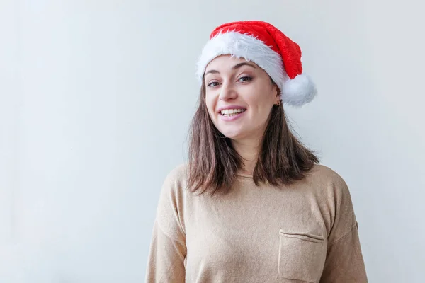 Belle Fille Chapeau Rouge Père Noël Isolé Sur Fond Blanc — Photo