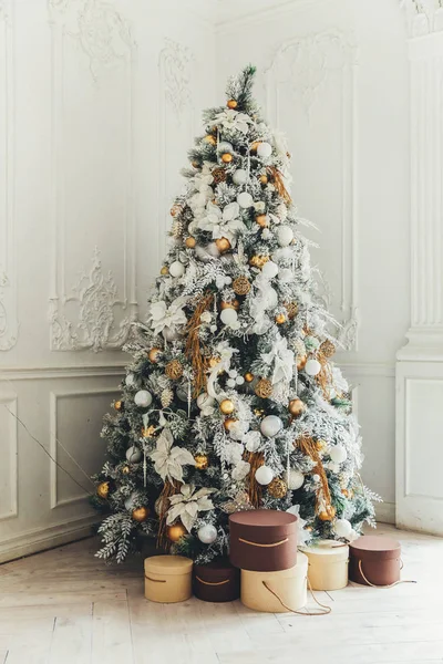 Klasické Vánoce Nový Rok Zdobené Interiérové Místnosti Nový Rok Strom — Stock fotografie