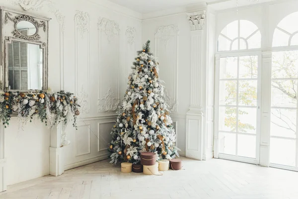 Quarto interior decorado Ano Novo clássico Natal com árvore de Ano Novo — Fotografia de Stock