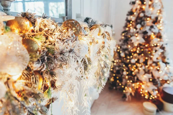 Natale classico Camera interna decorata di Capodanno Albero di Capodanno — Foto Stock