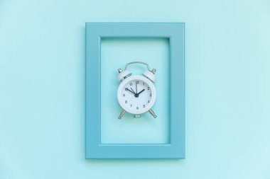 Mavi pastel renkli trendy arka plan izole mavi çerçeve içinde zil çift çan vintage çalar saat