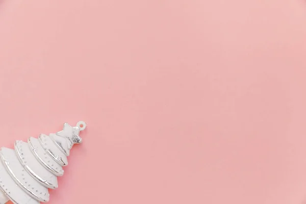 Просто минимальная композиция зимних объектов украшения ели изолированы на розовом пастельном модном фоне — стоковое фото