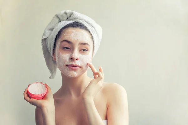 Retrato Beleza Mulher Toalha Cabeça Com Máscara Nutritiva Branca Creme — Fotografia de Stock